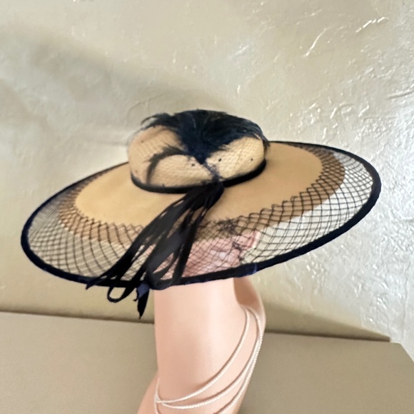 1940'S NATURAL STRAW HAT WITH NETTING BRIM, NAVY VELOUR TRIMMING + NAVY FEATHER - Picture 7 of 11